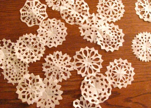 Indret et juletræ: Snowflake lavet af papir