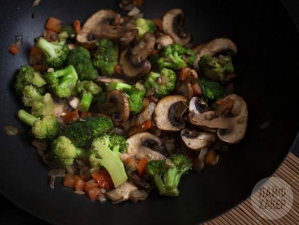 Sådan laver du stegt ris: bland svampe med grøntsager