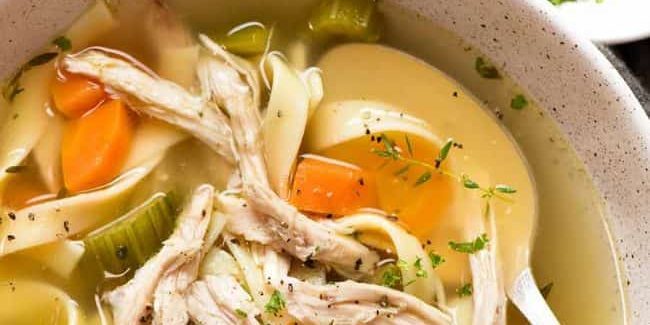 Selleri suppe med kylling og æg nudler