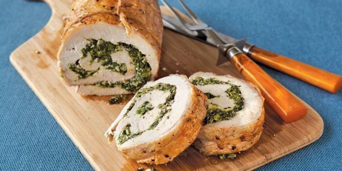 Svinekød i ovnen: Svinekød roulade med spinat og ost på en seng af grøntsager