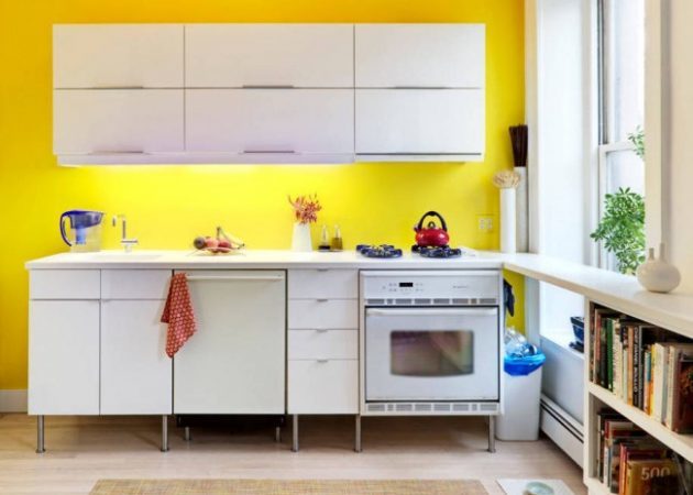 Design et lille køkken: lyse accenter