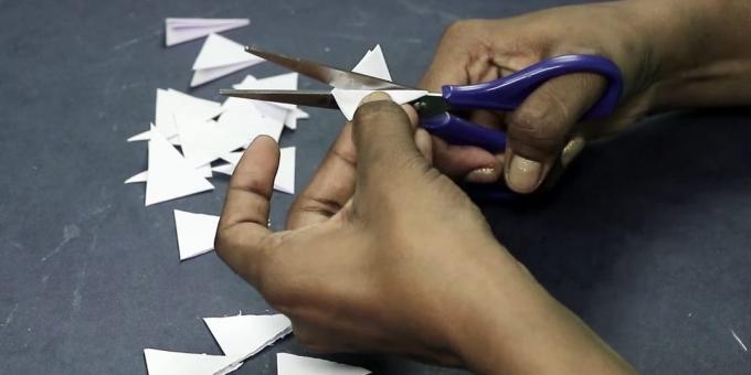 Fødselsdagskort med dine egne hænder: Cut trekanter fra det hvide papir