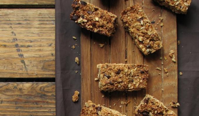 Müslibarer med kokosnød, chokolade og frø