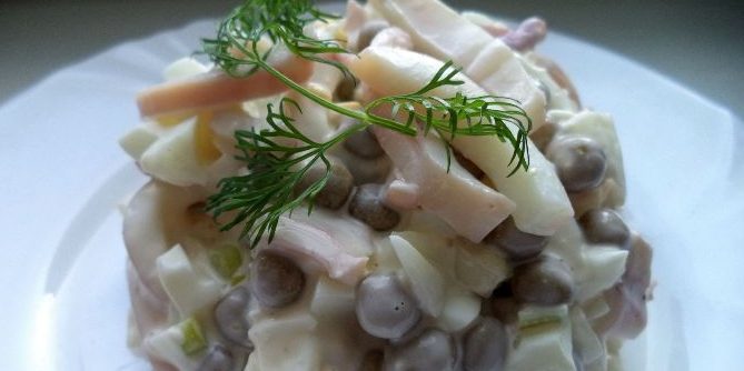 Salat med ærter og blæksprutte
