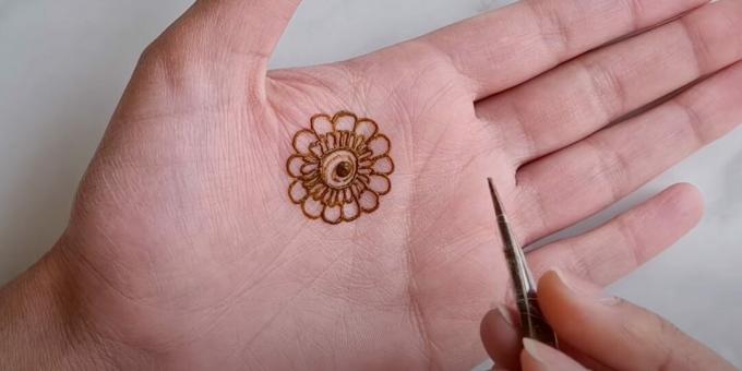 Henna tegninger på hånden: tegn en blomst