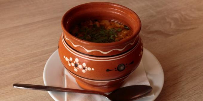 Fiskesuppe med oliven i en gryde