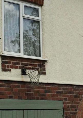 basketball bøjle under vinduet