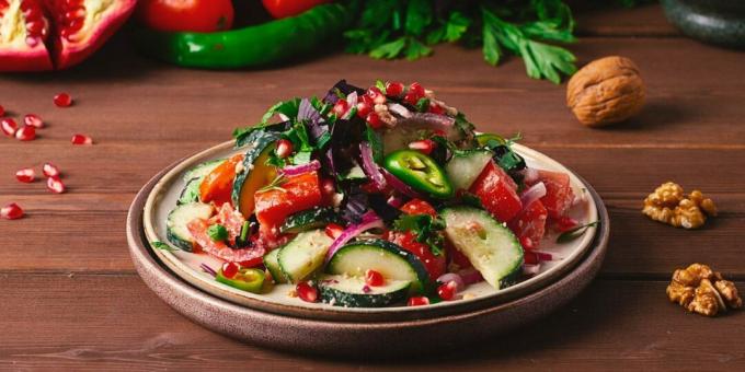 Salat af tomater og agurker med nødder og granatæble