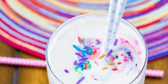 Milkshake med farvede piller