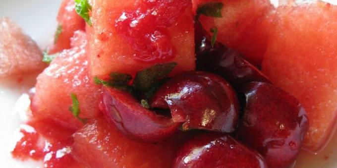 Frugtsalat: Vandmelon-mynte salat med kirsebær