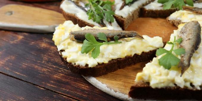 Sandwich med brisling, æg og ost
