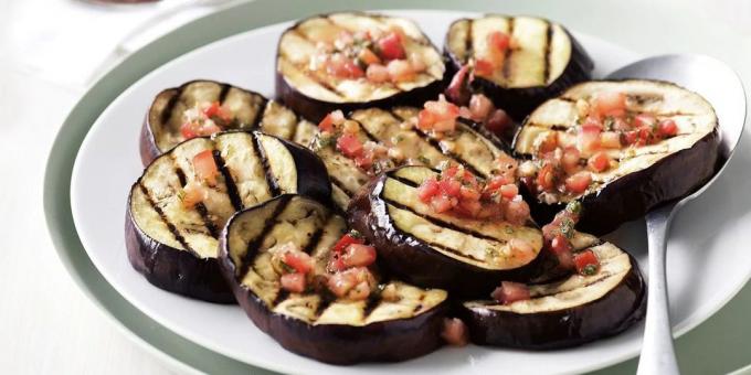 Aubergine på grillen med en sauce af tomater