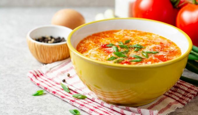 Let kyllingesuppe med æg og tomater
