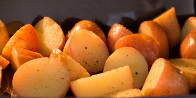 kartofler bages i ovnen