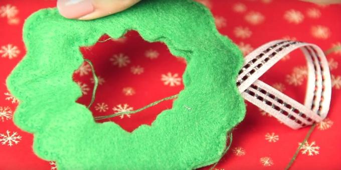 Jul legetøj med deres egne hænder: Sy kanterne og tilføje en løkke