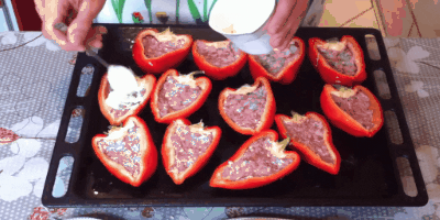 Hvordan til at bage de fyldte peberfrugter i ovnen: Smør toppen af ​​peberfrugter med mayonnaise eller creme fraiche