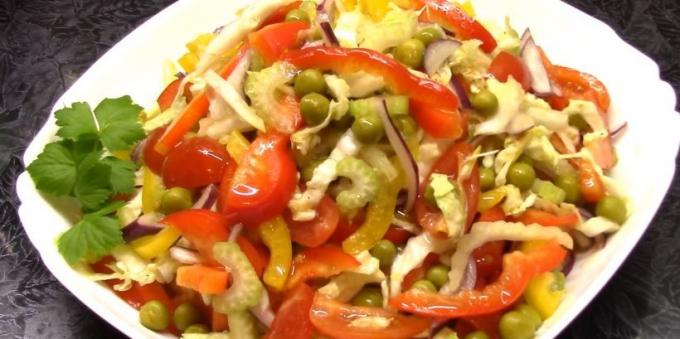 Salat med grønne ærter, peberfrugter, selleri og tomater