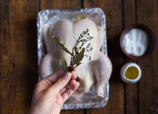 Citronovnekylling: Sæt timian og lavrushka i kyllingen