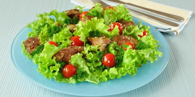 Salat med kyllingelever, sellerirod og tomater
