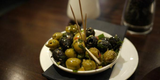 Marinerede oliven med hvidløg og jalapenos