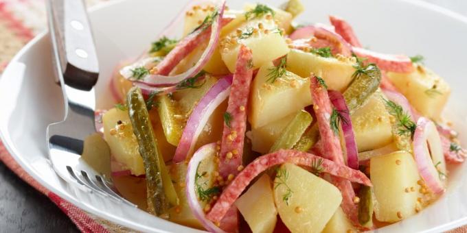Salat med pickles, kartofler og pølse