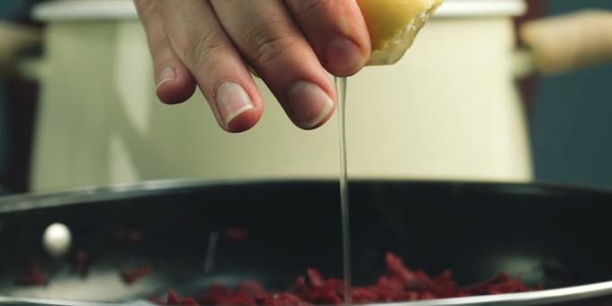 Trinvis opskrift på borscht: Kombiner sukkerroer citronsyre, eddike eller citronsaft
