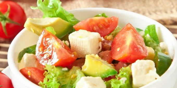 Let salat med tomater, krydderurter og avocado