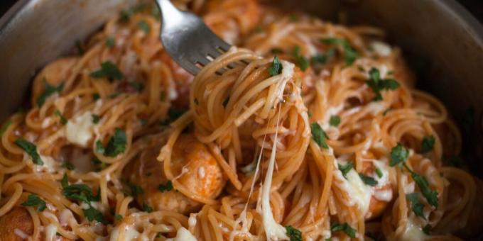 Spaghetti med frikadeller og tomatsauce