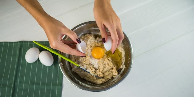 Pære- og valnødtærte: Tilsæt yoghurt, smør og æg