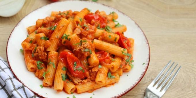 Pasta med tomater og tun