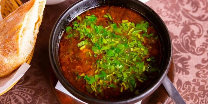 Oksekød kharcho suppe med ris og tomater