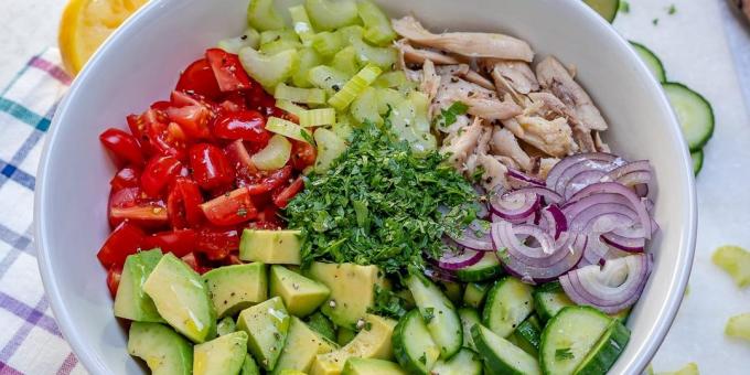Salat med selleri, kylling, avocado, tomat og agurk