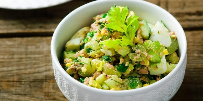 Salat med torskelever, æg, kartofler og agurker