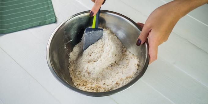 Hvordan at tilberede en kage med pærer: Bland indtil glat