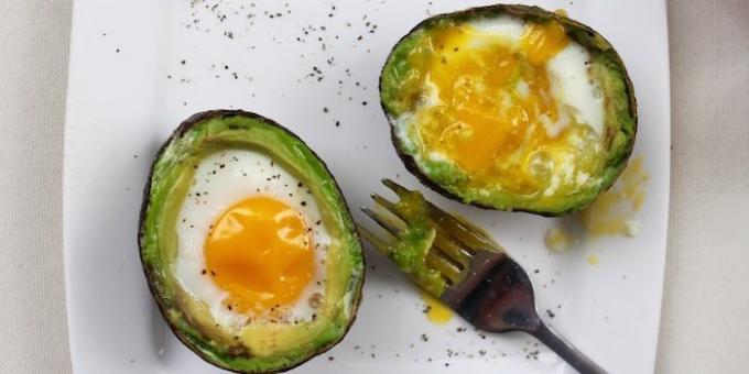 Sådan koge æg i ovnen: Bagte æg i kurve af avocadoer