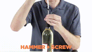 hvordan man åbner en flaske vin: en hammer og en skrue