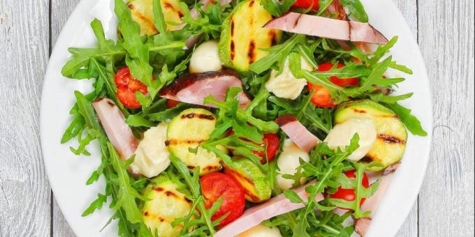 Salat med zucchini, kød og tomater