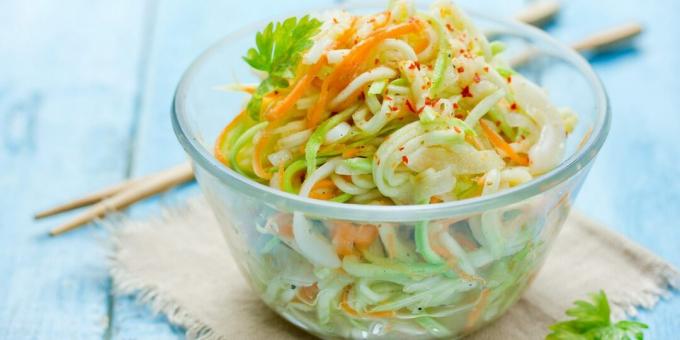 Salat med frisk zucchini og gulerødder