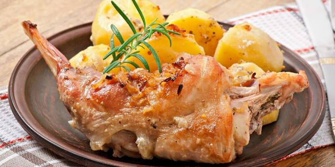 Kanin i ovnen med løg og kartofler: en simpel opskrift