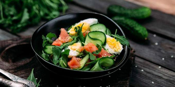 Salat med rød fisk, agurker og æg