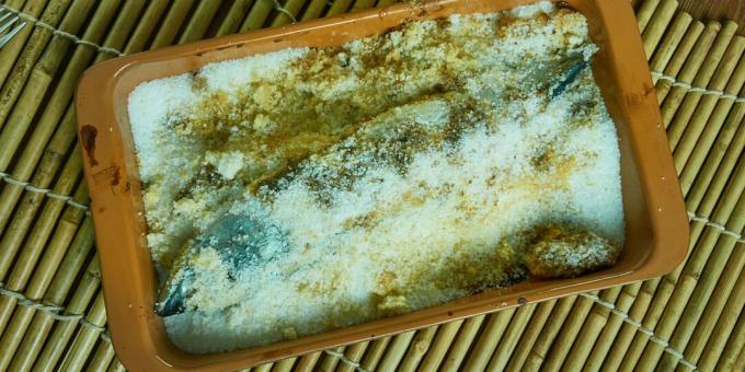 Makrel i ovnen under salt: en simpel opskrift